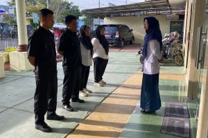 Pranata Keuangan APBN Terampil Sampaikan amanatnya dalam Morning Briefing Petugas Keamanan dan Kebersihan